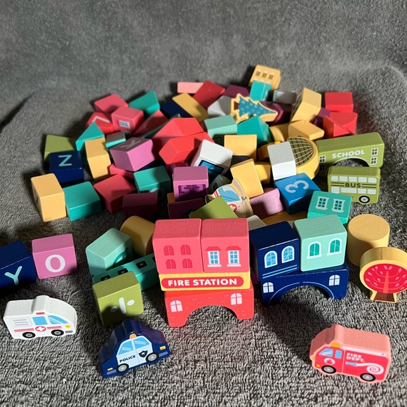 City Builder Wooden Block Set - 100 Pieces - Picture 5 of 7